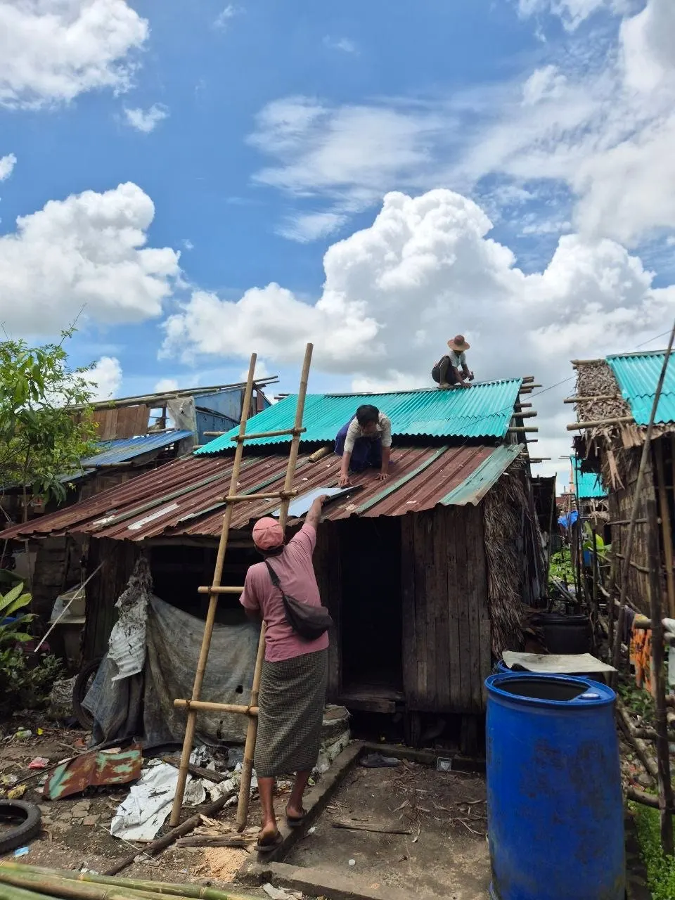 A new roof going up in Nyuang ward